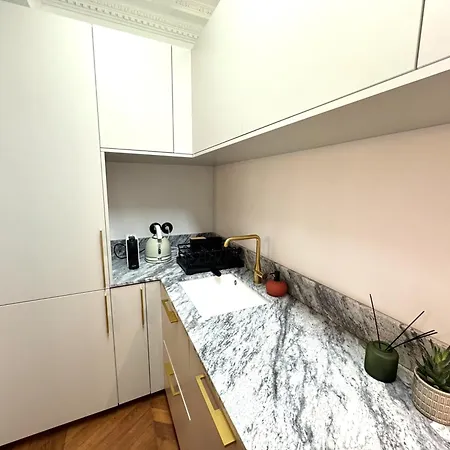 Parisian Luxury Style - Heart Of Montparnasse *