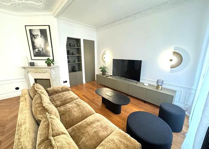 Parisian Luxury Style - Heart Of Montparnasse *